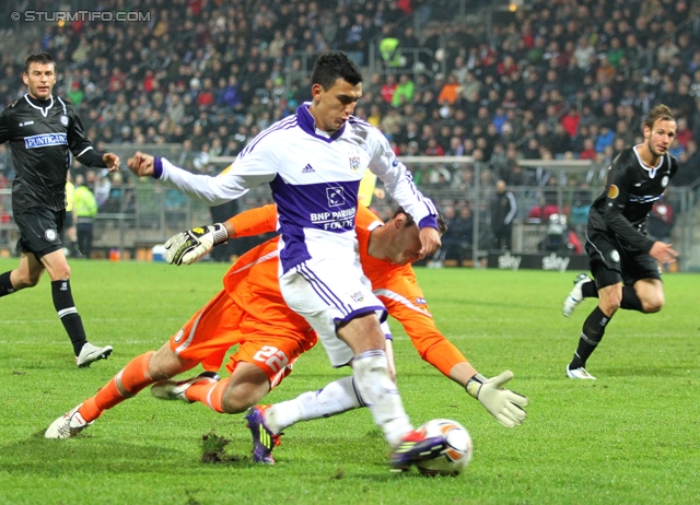 Sturm Graz - Anderlecht
UEFA Europa League Gruppenphase 3. Spieltag, SK Sturm Graz - RSC Anderlecht, Stadion Liebenau Graz, 20.10.2011. 

Foto zeigt Matias Suarez (Anderlecht) und Silvije Cavlina (Sturm)
Schlüsselwörter: tor