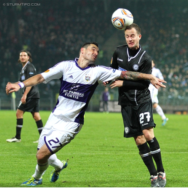 Sturm Graz - Anderlecht
UEFA Europa League Gruppenphase 3. Spieltag, SK Sturm Graz - RSC Anderlecht, Stadion Liebenau Graz, 20.10.2011. 

Foto zeigt Marcin Wasilewski (Anderlecht) und Christian Klem (Sturm)
Schlüsselwörter: kopfball