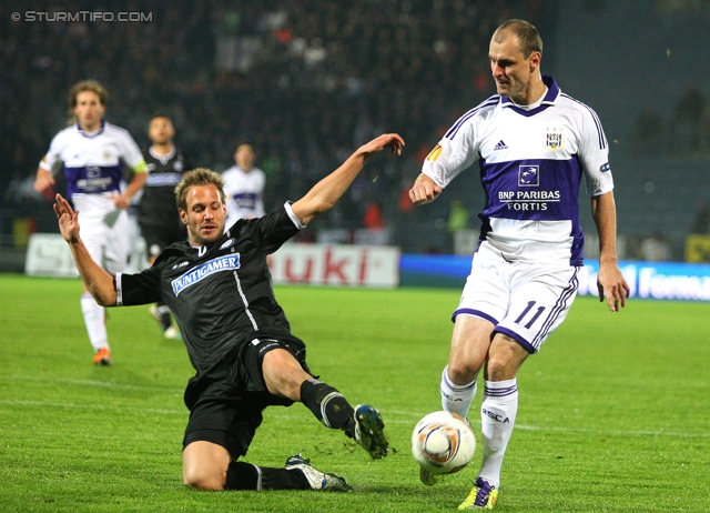 Sturm Graz - Anderlecht
UEFA Europa League Gruppenphase 3. Spieltag, SK Sturm Graz - RSC Anderlecht, Stadion Liebenau Graz, 20.10.2011. 

Foto zeigt Martin Ehrenreich (Sturm) und Milan Jovanovic (Anderlecht)
