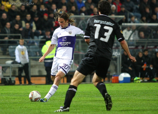 Sturm Graz - Anderlecht
UEFA Europa League Gruppenphase 3. Spieltag, SK Sturm Graz - RSC Anderlecht, Stadion Liebenau Graz, 20.10.2011. 

Foto zeigt Guillaume Gillet (Anderlecht) und Thomas Burgstaller (Sturm)
