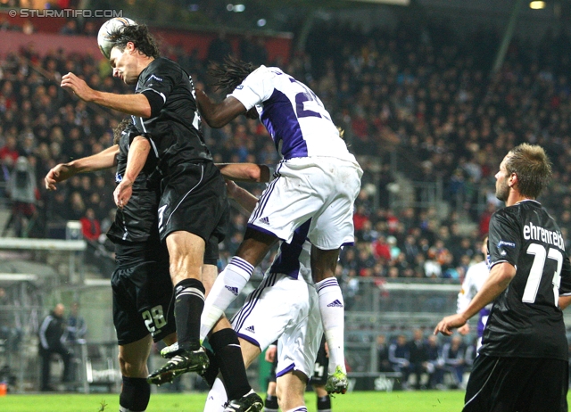 Sturm Graz - Anderlecht
UEFA Europa League Gruppenphase 3. Spieltag, SK Sturm Graz - RSC Anderlecht, Stadion Liebenau Graz, 20.10.2011. 

Foto zeigt Thomas Burgstaller (Sturm), Dieudonne Mbokani (Anderlecht) und Martin Ehrenreich (Sturm)
Schlüsselwörter: kopfball