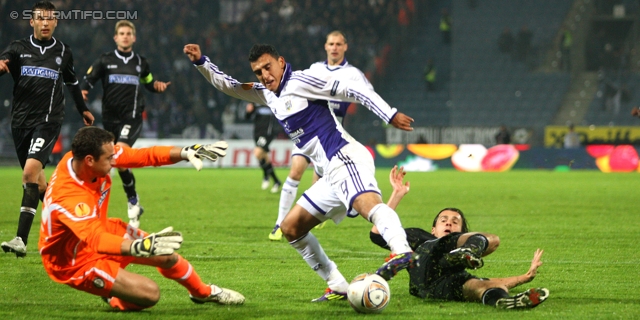 Sturm Graz - Anderlecht
UEFA Europa League Gruppenphase 3. Spieltag, SK Sturm Graz - RSC Anderlecht, Stadion Liebenau Graz, 20.10.2011. 

Foto zeigt Silvije Cavlina (Sturm), Matias Suarez (Anderlecht) und Imre Szabics (Sturm)
Schlüsselwörter: torchance