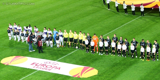 Sturm Graz - Anderlecht
UEFA Europa League Gruppenphase 3. Spieltag, SK Sturm Graz - RSC Anderlecht, Stadion Liebenau Graz, 20.10.2011. 

Foto zeigt die Mannschaft von Anderlecht, das Schiedsrichterteam und die Mannschaft von Sturm
