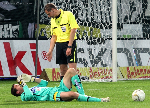 Sturm Graz - RB Salzburg
Oesterreichische Fussball Bundesliga, 12. Runde,  SK Sturm Graz - RB Salzburg, Stadion Liebenau Graz, 23.10.2011. 

Foto zeigt Silvije Cavlina (Sturm) und Schiedsrichter Harald Lechner
