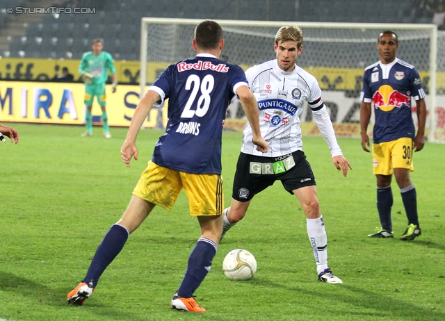 Sturm Graz - RB Salzburg
Oesterreichische Fussball Bundesliga, 12. Runde,  SK Sturm Graz - RB Salzburg, Stadion Liebenau Graz, 23.10.2011. 

Foto zeigt Luigi Bruins (Salzburg) und Manuel Weber (Sturm)
