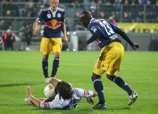 Sturm Graz - RB Salzburg
Oesterreichische Fussball Bundesliga, 12. Runde,  SK Sturm Graz - RB Salzburg, Stadion Liebenau Graz, 23.10.2011. 

Foto zeigt Imre Szabics (Sturm) und Ibrahim Sekagya (Salzburg)
