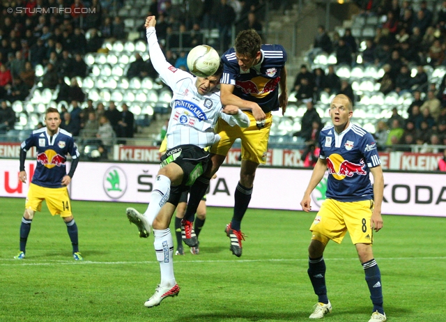 Sturm Graz - RB Salzburg
Oesterreichische Fussball Bundesliga, 12. Runde,  SK Sturm Graz - RB Salzburg, Stadion Liebenau Graz, 23.10.2011. 

Foto zeigt Milan Dudic (Sturm), Franz Schiemer (Salzburg) und Petri Pasanen (Salzburg)
Schlüsselwörter: kopfball