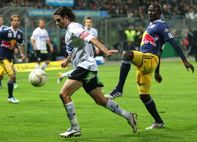 Sturm Graz - RB Salzburg
Oesterreichische Fussball Bundesliga, 12. Runde,  SK Sturm Graz - RB Salzburg, Stadion Liebenau Graz, 23.10.2011. 

Foto zeigt Imre Szabics (Sturm) und Ibrahim Sekagya (Salzburg)
