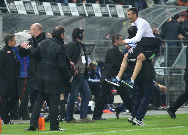 Sturm Graz - RB Salzburg
Oesterreichische Fussball Bundesliga, 12. Runde,  SK Sturm Graz - RB Salzburg, Stadion Liebenau Graz, 23.10.2011. 

Foto zeigt Kazimierz Sidorczuk (Tormanntrainer Sturm), Franco Foda (Cheftrainer Sturm), Thomas Kristl (Co-Trainer Sturm) und Milan Dudic (Sturm)
Schlüsselwörter: jubel