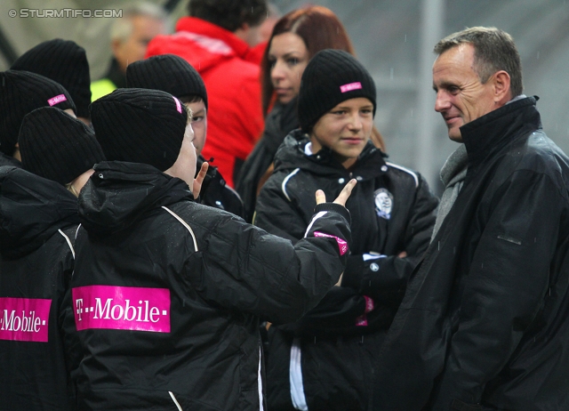 Sturm Graz - Admira
OEFB Cup, Achtelfinale,  SK Sturm Graz -  FC Admira, Stadion Liebenau Graz, 26.10.2011. 

Foto zeigt Balljungen und Gerald Stockenhuber (Praesident Sturm)
