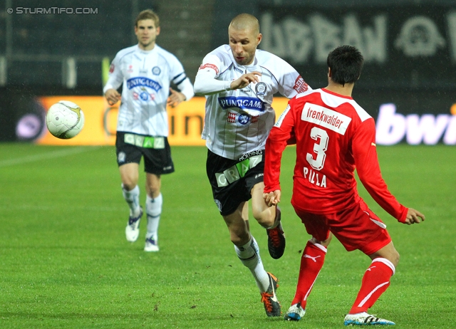 Sturm Graz - Admira
OEFB Cup, Achtelfinale,  SK Sturm Graz -  FC Admira, Stadion Liebenau Graz, 26.10.2011. 

Foto zeigt Patrick Wolf (Sturm) und Stephan Palla (Admira) 
