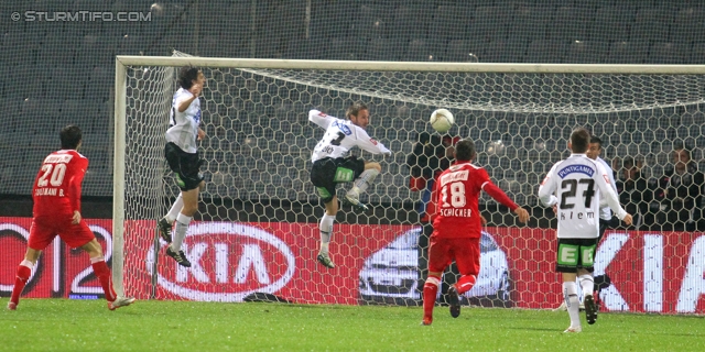 Sturm Graz - Admira
OEFB Cup, Achtelfinale,  SK Sturm Graz -  FC Admira, Stadion Liebenau Graz, 26.10.2011. 

Foto zeigt Benjamin Sulimani (Admira), Thomas Burgstaller (Sturm), Martin Ehrenreich (Sturm), Rene Schicker (Admira) und Christian Klem (Sturm)
Schlüsselwörter: torchance