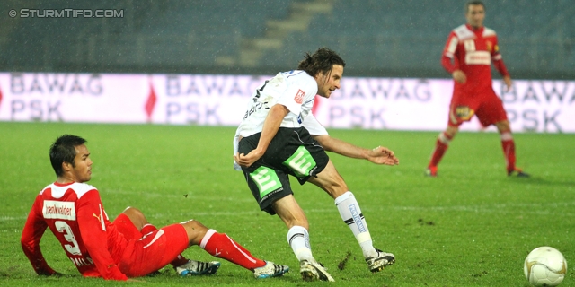 Sturm Graz - Admira
OEFB Cup, Achtelfinale,  SK Sturm Graz -  FC Admira, Stadion Liebenau Graz, 26.10.2011. 

Foto zeigt Stephan Palla (Admira) und Imre Szabics (Sturm)
