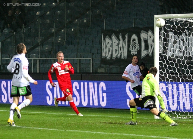 Sturm Graz - Admira
OEFB Cup, Achtelfinale,  SK Sturm Graz -  FC Admira, Stadion Liebenau Graz, 26.10.2011. 

Foto zeigt Andreas Hoelzl (Sturm) und Hans-Peter Berger (Admira)
Schlüsselwörter: tor