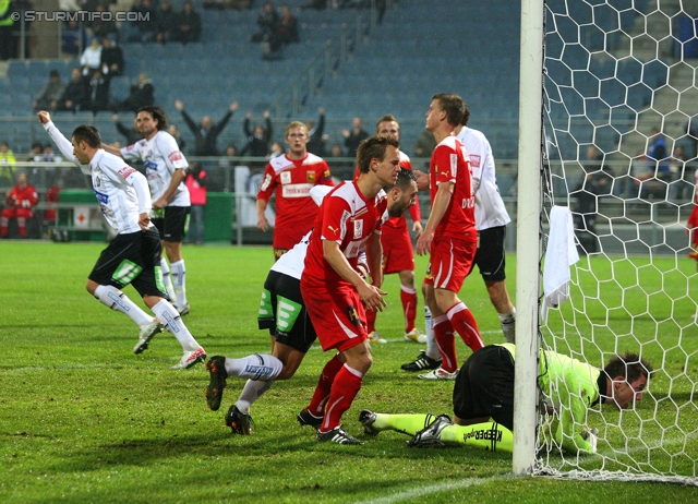 Sturm Graz - Admira
OEFB Cup, Achtelfinale,  SK Sturm Graz -  FC Admira, Stadion Liebenau Graz, 26.10.2011. 

Foto zeigt Darko Bodul (Sturm) und Hans-Peter Berger (Admira)
Schlüsselwörter: tor