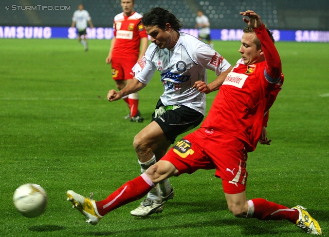 Sturm Graz - Admira
OEFB Cup, Achtelfinale,  SK Sturm Graz -  FC Admira, Stadion Liebenau Graz, 26.10.2011. 

Foto zeigt Imre Szabics (Sturm) und Christopher Dibon (Admira)
