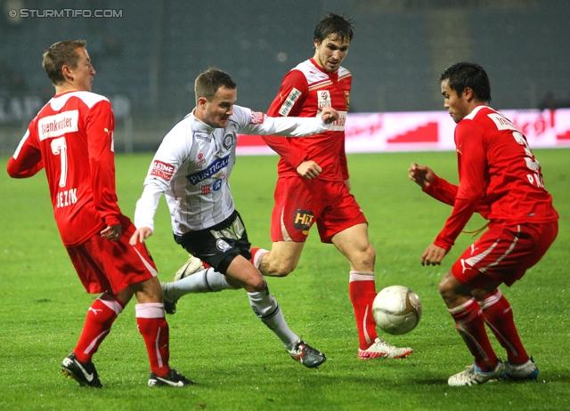 Sturm Graz - Admira
OEFB Cup, Achtelfinale,  SK Sturm Graz -  FC Admira, Stadion Liebenau Graz, 26.10.2011. 

Foto zeigt Patrik Jezek (Admira), Christian Klem (Sturm) und Stephan Palla (Admira) 
