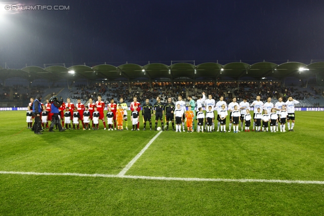 Sturm Graz - Admira
OEFB Cup, Achtelfinale,  SK Sturm Graz -  FC Admira, Stadion Liebenau Graz, 26.10.2011. 

Foto zeigt die Mannschaft der Admira, das Schiedsrichterteam und die Mannschaft von Sturm
