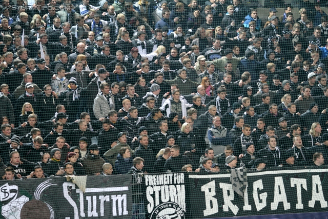 Rapid - Sturm Graz
Oesterreichische Fussball Bundesliga, 13. Runde,  SK Rapid Wien - SK Sturm Graz, Gerhard Hanappi Stadion Wien, 29.10.2011. 

Foto zeigt Fans von Sturm
