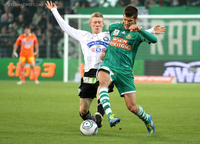 Rapid - Sturm Graz
Oesterreichische Fussball Bundesliga, 13. Runde,  SK Rapid Wien - SK Sturm Graz, Gerhard Hanappi Stadion Wien, 29.10.2011. 

Foto zeigt Florian Kainz (Sturm) und Christopher Trimmel (Rapid)
