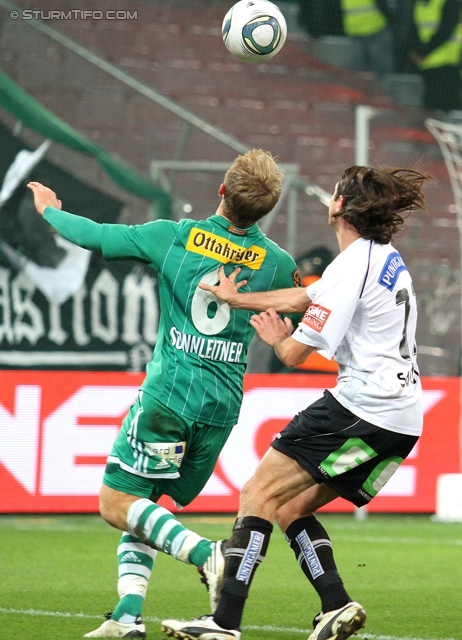 Rapid - Sturm Graz
Oesterreichische Fussball Bundesliga, 13. Runde,  SK Rapid Wien - SK Sturm Graz, Gerhard Hanappi Stadion Wien, 29.10.2011. 

Foto zeigt Mario Sonnleitner (Rapid) und Imre Szabics (Sturm)
