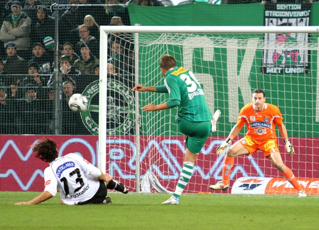 Rapid - Sturm Graz
Oesterreichische Fussball Bundesliga, 13. Runde,  SK Rapid Wien - SK Sturm Graz, Gerhard Hanappi Stadion Wien, 29.10.2011. 

Foto zeigt Thomas Burgstaller (Sturm), Guido Burgstaller (Rapid) und Silvije Cavlina (Sturm)
Schlüsselwörter: torchance