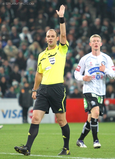 Rapid - Sturm Graz
Oesterreichische Fussball Bundesliga, 13. Runde,  SK Rapid Wien - SK Sturm Graz, Gerhard Hanappi Stadion Wien, 29.10.2011. 

Foto zeigt Schiedsrichter Oliver Drachta und Florian Kainz (Sturm)
