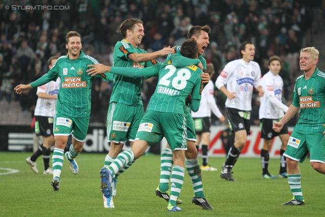 Rapid - Sturm Graz
Oesterreichische Fussball Bundesliga, 13. Runde,  SK Rapid Wien - SK Sturm Graz, Gerhard Hanappi Stadion Wien, 29.10.2011. 

Foto zeigt Christopher Trimmel (Rapid) und  Markus Katzer (Rapid)
Schlüsselwörter: torjubel