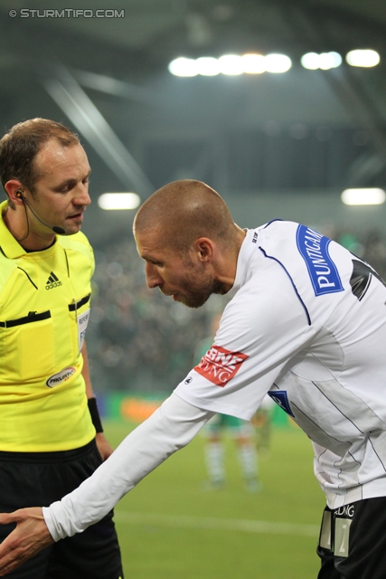 Rapid - Sturm Graz
Oesterreichische Fussball Bundesliga, 13. Runde,  SK Rapid Wien - SK Sturm Graz, Gerhard Hanappi Stadion Wien, 29.10.2011. 

Foto zeigt Schiedsrichter Oliver Drachta und Patrick Wolf (Sturm)
Schlüsselwörter: diskussion