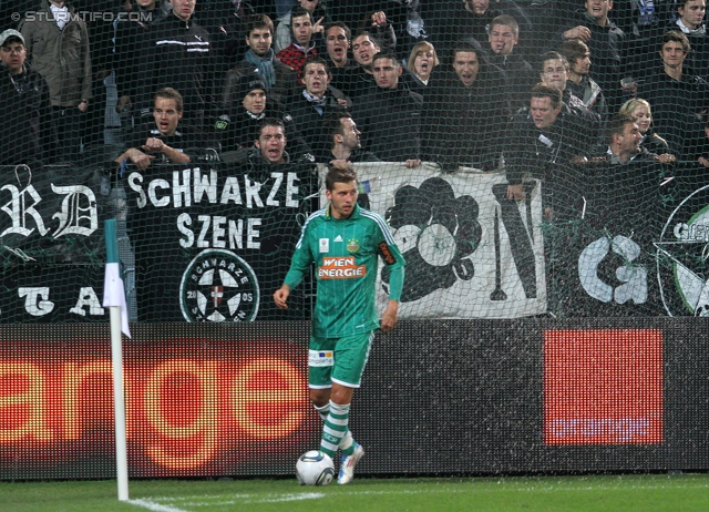 Rapid - Sturm Graz
Oesterreichische Fussball Bundesliga, 13. Runde,  SK Rapid Wien - SK Sturm Graz, Gerhard Hanappi Stadion Wien, 29.10.2011. 

Foto zeigt Guido Burgstaller (Rapid) und Fans von Sturm
