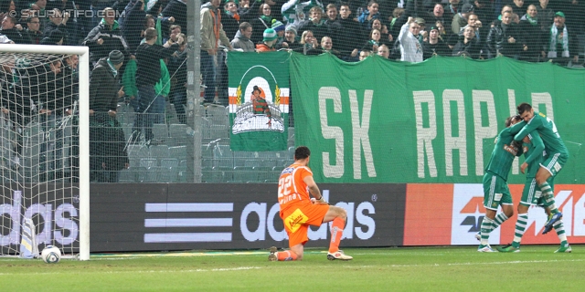 Rapid - Sturm Graz
Oesterreichische Fussball Bundesliga, 13. Runde,  SK Rapid Wien - SK Sturm Graz, Gerhard Hanappi Stadion Wien, 29.10.2011. 

Foto zeigt Silvije Cavlina (Sturm) und Spieler von Rapid
Schlüsselwörter: torjubel