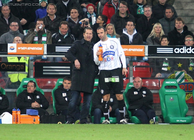 Rapid - Sturm Graz
Oesterreichische Fussball Bundesliga, 13. Runde,  SK Rapid Wien - SK Sturm Graz, Gerhard Hanappi Stadion Wien, 29.10.2011. 

Foto zeigt Franco Foda (Cheftrainer Sturm) und Mario Haas (Sturm)
Schlüsselwörter: diskussion