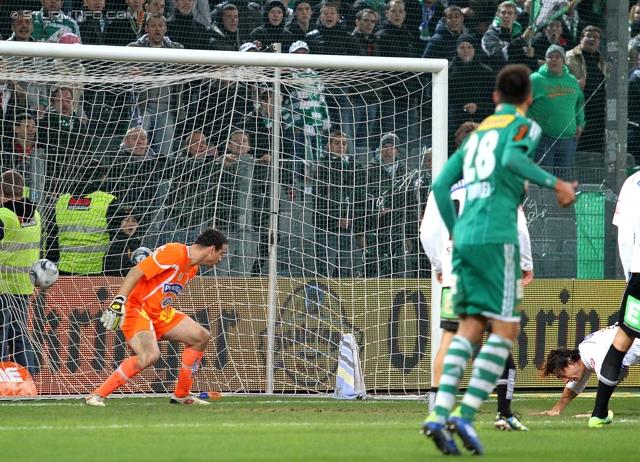 Rapid - Sturm Graz
Oesterreichische Fussball Bundesliga, 13. Runde,  SK Rapid Wien - SK Sturm Graz, Gerhard Hanappi Stadion Wien, 29.10.2011. 

Foto zeigt Silvije Cavlina (Sturm) und Christopher Trimmel (Rapid)
Schlüsselwörter: tor