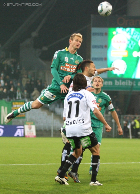 Rapid - Sturm Graz
Oesterreichische Fussball Bundesliga, 13. Runde,  SK Rapid Wien - SK Sturm Graz, Gerhard Hanappi Stadion Wien, 29.10.2011. 

Foto zeigt Mario Sonnleitner (Rapid), Imre Szabics (Sturm) und Darko Bodul (Sturm)
Schlüsselwörter: kopfball