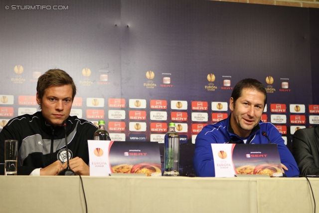 Vorberichte Anderlecht-Sturm
UEFA Europa League Gruppenphase 4. Spieltag,  Vorberichte RSC Anderlecht - SK Sturm Graz, Pressekonferenz und Abschlusstraining, Constant Vanden Stock Stadion Anderlecht, 2.11.2011. 

Foto zeigt Roman Kienast (Sturm) und Franco Foda (Cheftrainer Sturm)
