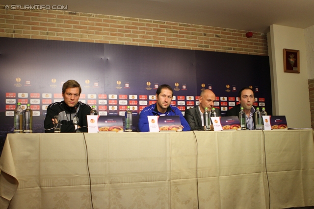 Vorberichte Anderlecht-Sturm
UEFA Europa League Gruppenphase 4. Spieltag,  Vorberichte RSC Anderlecht - SK Sturm Graz, Pressekonferenz und Abschlusstraining, Constant Vanden Stock Stadion Anderlecht, 2.11.2011. 

Foto zeigt Roman Kienast (Sturm), Franco Foda (Cheftrainer Sturm), Peter Siegmund (Pressesprecher Sturm) und einen Uebersetzer
