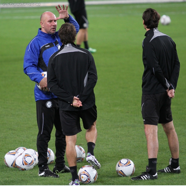 Vorberichte Anderlecht-Sturm
UEFA Europa League Gruppenphase 4. Spieltag,  Vorberichte RSC Anderlecht - SK Sturm Graz, Pressekonferenz und Abschlusstraining, Constant Vanden Stock Stadion Anderlecht, 2.11.2011. 

Foto zeigt Kazimierz Sidorczuk (Tormanntrainer Sturm), Joachim Standfest (Sturm) und Thomas Burgstaller (Sturm)
