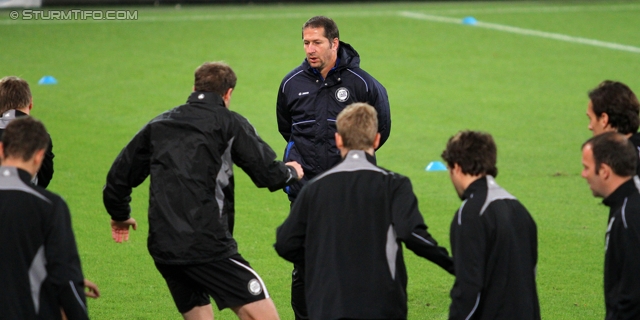 Vorberichte Anderlecht-Sturm
UEFA Europa League Gruppenphase 4. Spieltag,  Vorberichte RSC Anderlecht - SK Sturm Graz, Pressekonferenz und Abschlusstraining, Constant Vanden Stock Stadion Anderlecht, 2.11.2011. 

Foto zeigt Franco Foda (Cheftrainer Sturm) und Spieler von Sturm
