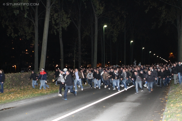 Anderlecht-Sturm
UEFA Europa League Gruppenphase 4. Spieltag, RSC Anderlecht - SK Sturm Graz, Constant Vanden Stock Stadion Anderlecht, 3.11.2011.  

Foto zeigt Fans von Sturm beim Corteo zum Constant Vanden Stock Stadion
