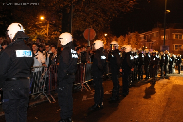 Anderlecht-Sturm
UEFA Europa League Gruppenphase 4. Spieltag, RSC Anderlecht - SK Sturm Graz, Constant Vanden Stock Stadion Anderlecht, 3.11.2011. 

Foto zeigt Fans von Sturm beim Corteo zum Constant Vanden Stock Stadion und Polizei
