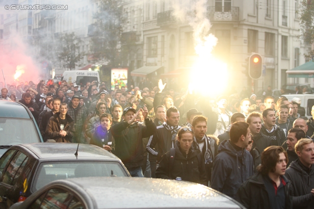 Anderlecht-Sturm
UEFA Europa League Gruppenphase 4. Spieltag, RSC Anderlecht - SK Sturm Graz, Constant Vanden Stock Stadion Anderlecht, 3.11.2011. 

Foto zeigt Fans von Sturm beim Corteo zum Stadion
