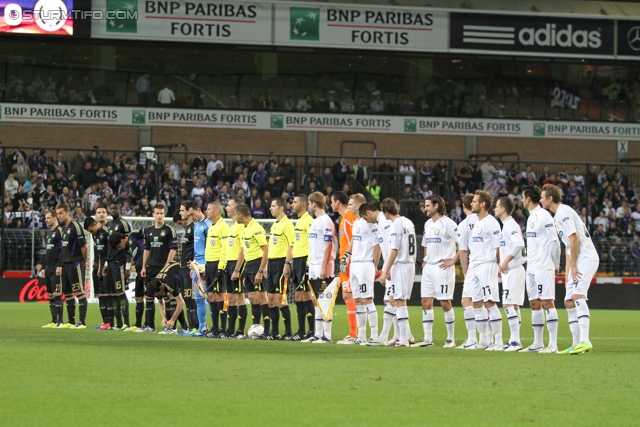 Anderlecht-Sturm
UEFA Europa League Gruppenphase 4. Spieltag, RSC Anderlecht - SK Sturm Graz, Constant Vanden Stock Stadion Anderlecht, 3.11.2011. 

Foto zeigt die Mannschaft von Anderlecht, das Schiedsrichterteam und die Mannschaft von Sturm
