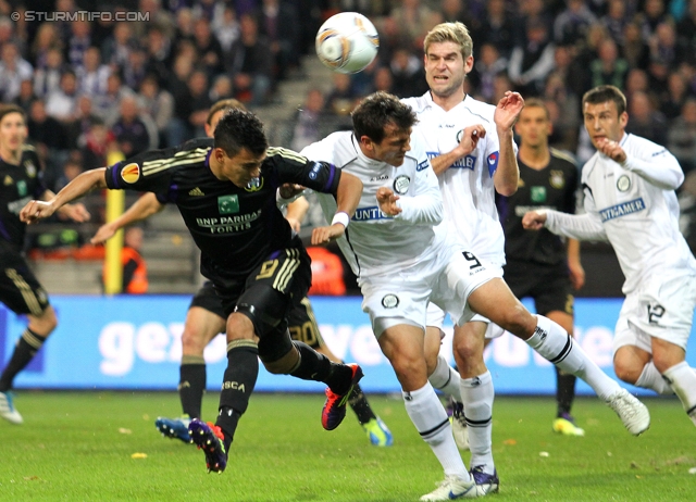 Anderlecht-Sturm
UEFA Europa League Gruppenphase 4. Spieltag, RSC Anderlecht - SK Sturm Graz, Constant Vanden Stock Stadion Anderlecht, 3.11.2011. 

Foto zeigt Matias Suarez (Anderlecht) und Haris Bukva (Sturm)
