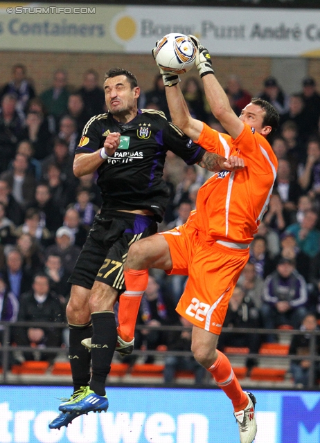 Anderlecht-Sturm
UEFA Europa League Gruppenphase 4. Spieltag, RSC Anderlecht - SK Sturm Graz, Constant Vanden Stock Stadion Anderlecht, 3.11.2011.  

Foto zeigt Marcin Wasilewski (Anderlecht) und Silvije Cavlina (Sturm)
