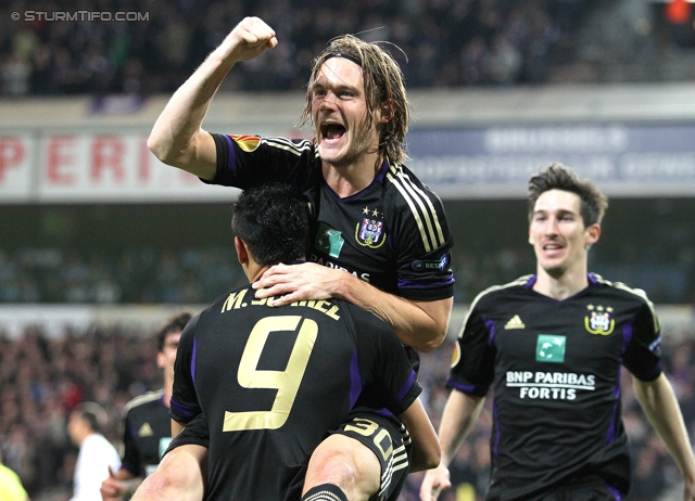 Anderlecht-Sturm
UEFA Europa League Gruppenphase 4. Spieltag, RSC Anderlecht - SK Sturm Graz, Constant Vanden Stock Stadion Anderlecht, 3.11.2011. 

Foto zeigt Matias Suarez (Anderlecht) und Guillaume Gillet (Anderlecht)
Schlüsselwörter: torjubel