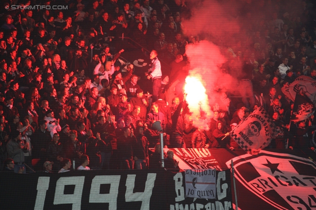 Sturm Graz - Kapfenberg
Oesterreichische Fussball Bundesliga, 14. Runde,  SK Sturm Graz - Kapfenberger SV, Stadion Liebenau Graz, 6.11.2011. 

Foto zeigt Fans von Sturm
Schlüsselwörter: pyrotechnik