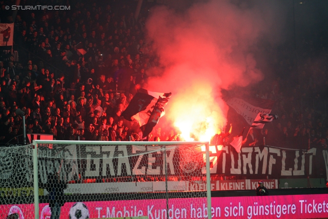 Sturm Graz - Kapfenberg
Oesterreichische Fussball Bundesliga, 14. Runde,  SK Sturm Graz - Kapfenberger SV, Stadion Liebenau Graz, 6.11.2011. 

Foto zeigt Fans von Sturm
Schlüsselwörter: pyrotechnik