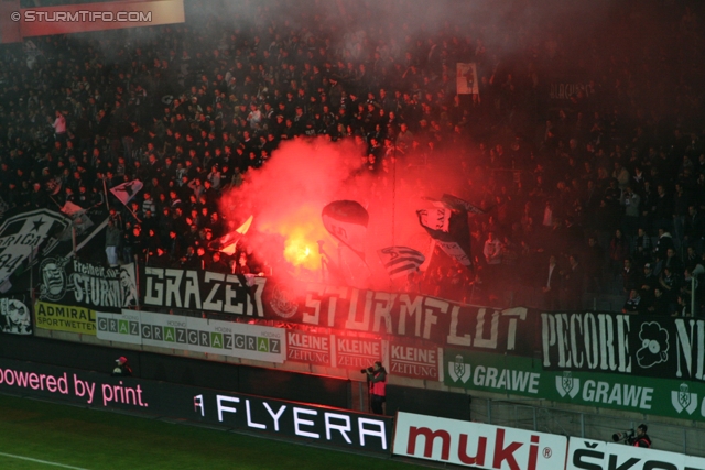 Sturm Graz - Kapfenberg
Oesterreichische Fussball Bundesliga, 14. Runde,  SK Sturm Graz - Kapfenberger SV, Stadion Liebenau Graz, 6.11.2011. 

Foto zeigt Fans von Sturm
Schlüsselwörter: pyrotechnik