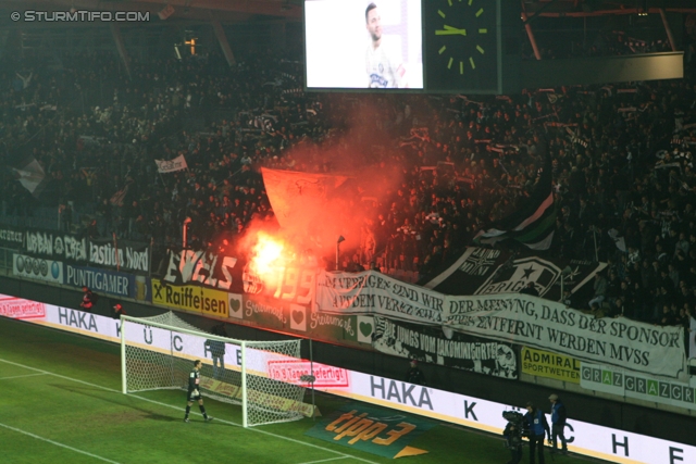 Sturm Graz - Kapfenberg
Oesterreichische Fussball Bundesliga, 14. Runde,  SK Sturm Graz - Kapfenberger SV, Stadion Liebenau Graz, 6.11.2011. 

Foto zeigt Fans von Sturm mit einem Spruchband
Schlüsselwörter: pyrotechnik