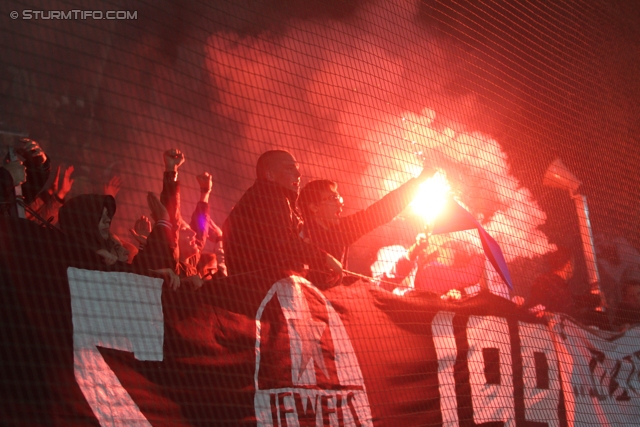 Sturm Graz - Kapfenberg
Oesterreichische Fussball Bundesliga, 14. Runde,  SK Sturm Graz - Kapfenberger SV, Stadion Liebenau Graz, 6.11.2011. 

Foto zeigt Fans von Sturm
Schlüsselwörter: pyrotechnik